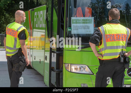 15 Juni 2018, Deutschland, Pocking: Deutsche Polizei prüfen ein Bus auf der Autobahn A 3 an der deutsch-österreichischen Grenze. Foto: Armin Weigel/dpa Stockfoto