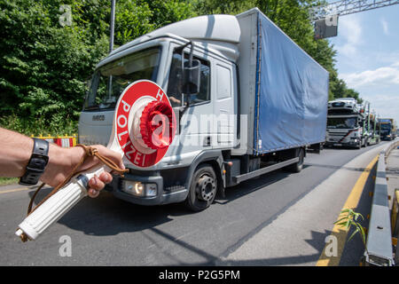 15 Juni 2018, Deutschland, Pocking: ein deutscher Polizist führt die Kontrollen auf der Autobahn A3 an der deutsch-österreichischen Grenze. Foto: Armin Weigel/dpa Stockfoto