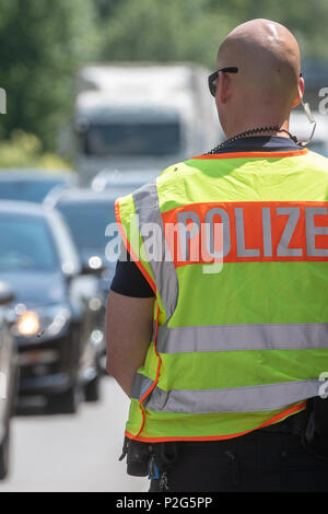 15 Juni 2018, Deutschland, Pocking: ein deutscher Polizist steht an einem Kontrollpunkt auf der Autobahn A3 an der deutsch-österreichischen Grenze. Foto: Armin Weigel/dpa Stockfoto