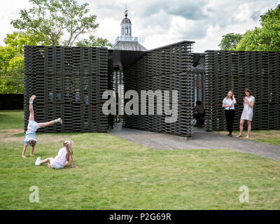 Die Kensington Gardens, London, UK. 15 Jun, 2018. Die Serpentine Pavillon 2018 in der Londoner Serpentine Gallery Kensington Gardens London UK Credit: Martyn Goddard/Alamy leben Nachrichten Stockfoto