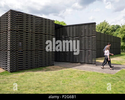 Die Kensington Gardens, London, UK. 15 Jun, 2018. Die Serpentine Pavillon 2018 in der Londoner Serpentine Gallery Kensington Gardens London UK Credit: Martyn Goddard/Alamy leben Nachrichten Stockfoto