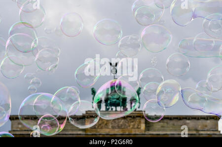 Berlin, Deutschland. 15 Juni, 2018. 15 Juni 2018, Deutschland, Berlin: Seifenblasen schweben Rund um das Brandenburger Tor. Foto: Jens Kalaene/dpa-Zentralbild/dpa/Alamy leben Nachrichten Stockfoto