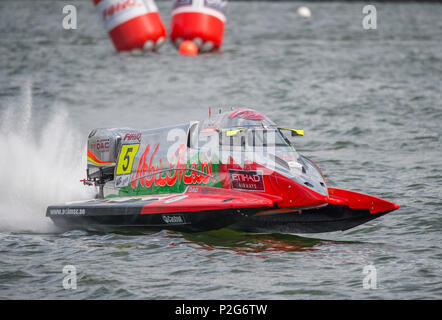 Royal Victoria Dock, London, UK. 15 Juni, 2018. Der Grand Prix von London, Teil von London Tech Woche. London ist Gastgeber der UIM F1 H2O Weltmeisterschaft Motorboot Rennen zum ersten Mal in 33 Jahren, das Wochenende beginnt mit Training auf der 1720 Meter langen Strecke. Qualifikation findet am 16. Juni mit dem Grand Prix Rennen am 17. Juni mit Booten erreicht Geschwindigkeit von 140 km/h auf der Geraden mit Drehungen bei 90 Mph. Credit: Malcolm Park/Alamy Leben Nachrichten. Stockfoto