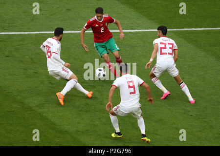 Dpatop - der Iran Omid Ebrahimi, Alireza Jahanbakhsh, Ramin Rezaeian in Aktion gegen Marokko Achraf Hakimi während der FIFA WM 2018 Gruppe B Fußballspiel zwischen Iran und Marokko bis Sankt Petersburg Stadium, in Sankt Petersburg, Russland, 15. Juni 2018. Foto: Saeid Zareian/dpa Stockfoto