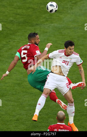 Irans Sardar Azmoun (R) und der marokkanischen Prairie Benatia (L) springen für eine Kopfzeile während der FIFA WM 2018 Gruppe B Fußballspiel zwischen Iran und Marokko bis Sankt Petersburg Stadium, in Sankt Petersburg, Russland, 15. Juni 2018. Foto: Saeid Zareian/dpa Stockfoto