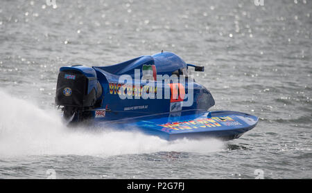 Royal Victoria Dock, London, UK. 15 Juni, 2018. Der Grand Prix von London, Teil von London Tech Woche. London ist Gastgeber der UIM F1 H2O Weltmeisterschaft Motorboot Rennen zum ersten Mal in 33 Jahren, das Wochenende beginnt mit Training auf der 1720 Meter langen Strecke. Qualifikation findet am 16. Juni mit dem Grand Prix Rennen am 17. Juni mit Booten erreicht Geschwindigkeit von 140 km/h auf der Geraden mit Drehungen bei 90 Mph. Credit: Malcolm Park/Alamy Leben Nachrichten. Stockfoto