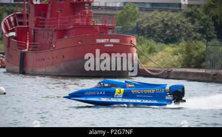 Royal Victoria Dock, London, UK. 15 Juni, 2018. Der Grand Prix von London, Teil von London Tech Woche. London ist Gastgeber der UIM F1 H2O Weltmeisterschaft Motorboot Rennen zum ersten Mal in 33 Jahren, das Wochenende beginnt mit Training auf der 1720 Meter langen Strecke. Qualifikation findet am 16. Juni mit dem Grand Prix Rennen am 17. Juni mit Booten erreicht Geschwindigkeit von 140 km/h auf der Geraden mit Drehungen bei 90 Mph. Credit: Malcolm Park/Alamy Leben Nachrichten. Stockfoto