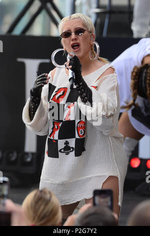 New York, USA. 15 Jun, 2018. Christina Aguilera führt auf NBC's "Heute" am Rockefeller Plaza am 15. Juni 2018 in New York City. Credit: Erik Pendzich/Alamy leben Nachrichten Stockfoto