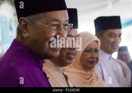 Kuala Lumpur, Kuala Lumpur, Malaysia. 15 Juni, 2018. Malaysische Premierminister Dr. Mahathir Mohamad am Pakatan Harapan Aidilfitri Open House bei Seri Perdana offizielle Residenz in Putrajaya. Eid al-Fitr, auch als Hari Raya Aidilfitri in Malaysia bekannt zu sehen, ist ein Muslimisches fest, dass das Ende des Ramadan, der fastenmonat nach der Sichtung der neuen Mondsichel markiert. Es bedeutet den Sieg der persönlichen menschlichen Selbstbeschränkung und Enthaltsamkeit, und symbolisiert Reinigung und Erneuerung. Credit: Faris Hadziq/SOPA Images/ZUMA Draht/Alamy leben Nachrichten Stockfoto