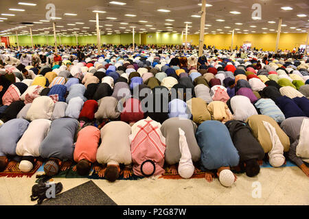 San Antonio, Texas, USA. 15 Jun, 2018. Mitglieder des San Antonio, Texas, USA, muslimischen Gemeinschaft vom 15. Juni 2018 versammelten sich zum Ende des Ramadan in den öffentlichen Gebet ein Eid-ul-Fitr, das zum ersten Mal in San Antonio, wird gemeinsam gebetet werden zu markieren. Es wurde geschätzt, dass 10.000 Menschen teilgenommen haben. San Antonio Event Center. Credit: Robin Jerstad/Alamy leben Nachrichten Stockfoto