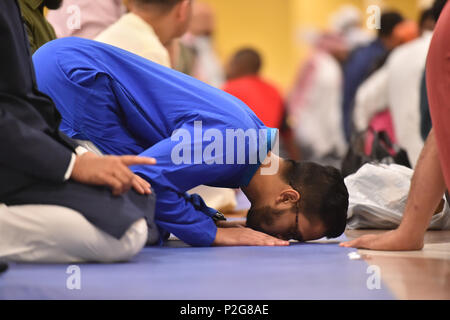 San Antonio, Texas, USA. 15 Jun, 2018. Mitglieder des San Antonio, Texas, USA, muslimischen Gemeinschaft vom 15. Juni 2018 versammelten sich zum Ende des Ramadan in den öffentlichen Gebet ein Eid-ul-Fitr, das zum ersten Mal in San Antonio, wird gemeinsam gebetet werden zu markieren. Es wurde geschätzt, dass 10.000 Menschen teilgenommen haben. San Antonio Event Center. Credit: Robin Jerstad/Alamy leben Nachrichten Stockfoto