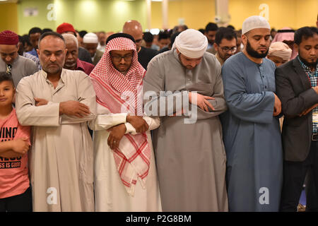 San Antonio, Texas, USA. 15 Jun, 2018. Mitglieder des San Antonio, Texas, USA, muslimischen Gemeinschaft vom 15. Juni 2018 versammelten sich zum Ende des Ramadan in den öffentlichen Gebet ein Eid-ul-Fitr, das zum ersten Mal in San Antonio, wird gemeinsam gebetet werden zu markieren. Es wurde geschätzt, dass 10.000 Menschen teilgenommen haben. San Antonio Event Center. Credit: Robin Jerstad/Alamy leben Nachrichten Stockfoto