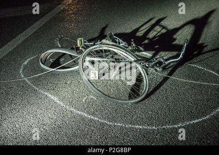 Corigliano Calabro, Italien - 14 Juni 2018 - Junge Migrantinnen afrikanischer Herkunft mit dem Fahrrad war entlang der SS 106 getötet von einem Piraten der Straße, die später entkommen. Einige Stunden später der Pirat aufgespürt wurde und durch die Carabinieri verhaftet. 14.06.2018, Corigliano, Italien Stockfoto