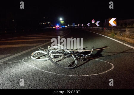 Corigliano Calabro, Italien - 14 Juni 2018 - Junge Migrantinnen afrikanischer Herkunft mit dem Fahrrad war entlang der SS 106 getötet von einem Piraten der Straße, die später entkommen. Einige Stunden später der Pirat aufgespürt wurde und durch die Carabinieri verhaftet. 14.06.2018, Corigliano, Italien Stockfoto