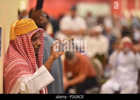 San Antonio, Texas, USA. 15 Jun, 2018. Mitglieder des San Antonio, Texas, USA, muslimischen Gemeinschaft vom 15. Juni 2018 versammelten sich zum Ende des Ramadan in den öffentlichen Gebet ein Eid-ul-Fitr, das zum ersten Mal in San Antonio, wird gemeinsam gebetet werden zu markieren. Es wurde geschätzt, dass 10.000 Menschen teilgenommen haben. San Antonio Event Center. Credit: Robin Jerstad/Alamy leben Nachrichten Stockfoto