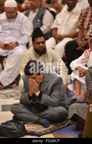 San Antonio, Texas, USA. 15 Jun, 2018. Mitglieder des San Antonio, Texas, USA, muslimischen Gemeinschaft vom 15. Juni 2018 versammelten sich zum Ende des Ramadan in den öffentlichen Gebet ein Eid-ul-Fitr, das zum ersten Mal in San Antonio, wird gemeinsam gebetet werden zu markieren. Es wurde geschätzt, dass 10.000 Menschen teilgenommen haben. San Antonio Event Center. Credit: Robin Jerstad/Alamy leben Nachrichten Stockfoto