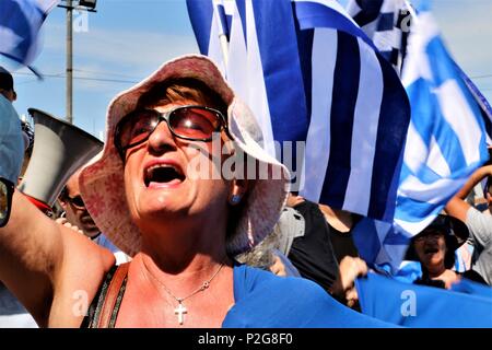 Athen, Griechenland. 15 Juni, 2018. Eine Frau gesehen Jubel während der Demonstration. griechischen Patrioten Rally am Syntagma Platz gegen die Vereinbarung zwischen der griechischen Regierung und der Regierung der Ehemaligen Jugoslawischen Republik Mazedonien. Credit: Helen Paroglou/SOPA Images/ZUMA Draht/Alamy leben Nachrichten Stockfoto