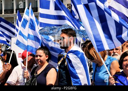 Athen, Griechenland. 15 Juni, 2018. Die Demonstranten halten Fahnen während der Demonstration. griechischen Patrioten Rally am Syntagma Platz gegen die Vereinbarung zwischen der griechischen Regierung und der Regierung der Ehemaligen Jugoslawischen Republik Mazedonien. Credit: Helen Paroglou/SOPA Images/ZUMA Draht/Alamy leben Nachrichten Stockfoto