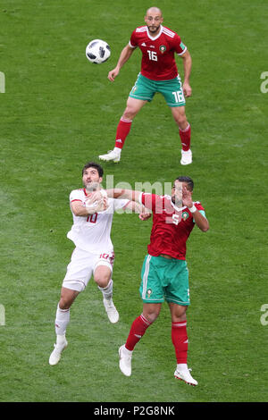 Sankt Petersburg, Russland. 15 Juni, 2018. Der Iran Karim Ansarifard (Front-L), die in Aktion mit Marokkos Prairie Benatia (Front-R) und Nordin Amrabat (zurück) während der FIFA WM 2018 Gruppe B Fußballspiel zwischen Iran und Marokko bis Sankt Petersburg Stadium, in Sankt Petersburg, Russland, 15. Juni 2018. Credit: Saeid Zareian/dpa/Alamy leben Nachrichten Stockfoto