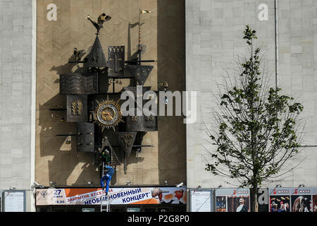 St. Petersburg, Russland. 14 Jun, 2018. Ein Arbeitnehmer arbeitet auf einem komplizierten Zifferblatt am 14. Juni 2018 in Moskau, Russland. (Foto von Daniel Chesterton/phcimages.com) Credit: PHC Images/Alamy leben Nachrichten Stockfoto