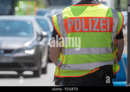 15 Juni 2018, Deutschland, Pocking: ein deutscher Polizist steht an einem Kontrollpunkt auf der Autobahn A3 an der deutsch-österreichischen Grenze. Foto: Armin Weigel/dpa Stockfoto