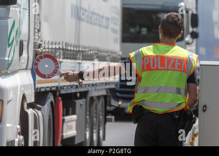 15 Juni 2018, Deutschland, Pocking: ein deutscher Polizist steht an einem Kontrollpunkt auf der Autobahn A3 an der deutsch-österreichischen Grenze. Foto: Armin Weigel/dpa Stockfoto