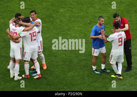 Sankt Petersburg, Russland. 15 Juni, 2018. Iran Spieler feiern den Gewinn der FIFA WM 2018 Gruppe B Fussballspiel gegen Marokko am Sankt Petersburg Stadium, in Sankt Petersburg, Russland, 15. Juni 2018. Credit: Saeid Zareian/dpa/Alamy leben Nachrichten Stockfoto