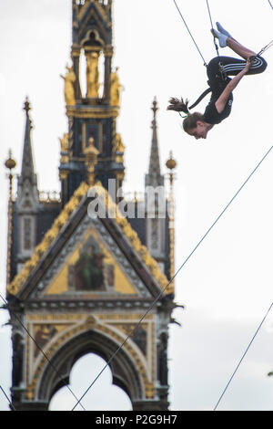 London, Großbritannien. 15 Jun, 2018. Ein Trapez Schule, von Gorilla Zirkus organisiert, am Fuße der Abert Memorial. Credit: Guy Bell/Alamy leben Nachrichten Stockfoto