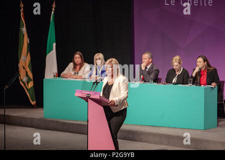 Waterfront Hall, Belfast, Nordirland. 15. Juni 2018. Sinn Feins" Stellvertretende Vorsitzende Michelle O'Neill Adressierung die Delegierten an diesem Jahre Ard Fheis (Parteitag) Credit: Bonzo/Alamy leben Nachrichten Stockfoto