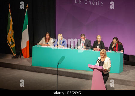 Waterfront Hall, Belfast, Nordirland. 15. Juni 2018. Sinn Feins" Stellvertretende Vorsitzende Michelle O'Neill Adressierung die Delegierten an diesem Jahre Ard Fheis (Parteitag) Credit: Bonzo/Alamy leben Nachrichten Stockfoto