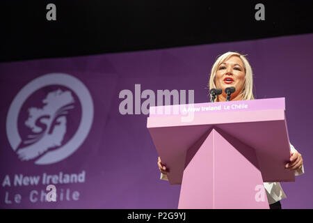 Waterfront Hall, Belfast, Nordirland. 15. Juni 2018. Sinn Feins" Stellvertretende Vorsitzende Michelle O'Neill Adressierung die Delegierten an diesem Jahre Ard Fheis (Parteitag) Credit: Bonzo/Alamy leben Nachrichten Stockfoto