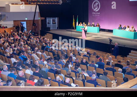 Waterfront Hall, Belfast, Nordirland. 15. Juni 2018. Sinn Feins" Stellvertretende Vorsitzende Michelle O'Neill Adressierung die Delegierten an diesem Jahre Ard Fheis (Parteitag) Credit: Bonzo/Alamy leben Nachrichten Stockfoto