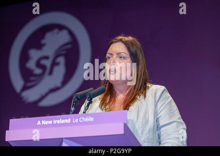 Waterfront Hall, Belfast, Nordirland. 15. Juni 2018. Sinn Feins" Deirdre Hargey Adressierung die Delegierten an diesem Jahre Ard Fheis (Parteitag) Credit: Bonzo/Alamy leben Nachrichten Stockfoto