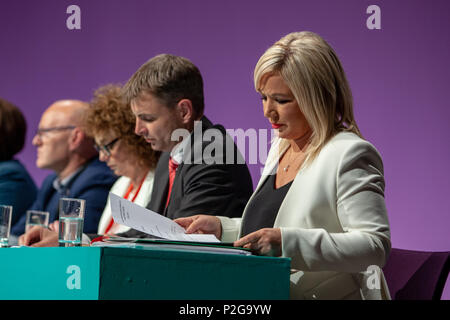 Waterfront Hall, Belfast, Nordirland. 15. Juni 2018. Sinn Feins" Stellvertretende Vorsitzende Michelle O'Neill Adressierung die Delegierten an diesem Jahre Ard Fheis (Parteitag) Credit: Bonzo/Alamy leben Nachrichten Stockfoto