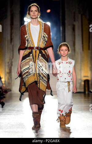 Mailand, Italien. 15 Juni, 2018. Fashion Show: Alberta Ferretti im Bild: Modell Credit: Unabhängige Fotoagentur/Alamy leben Nachrichten Stockfoto