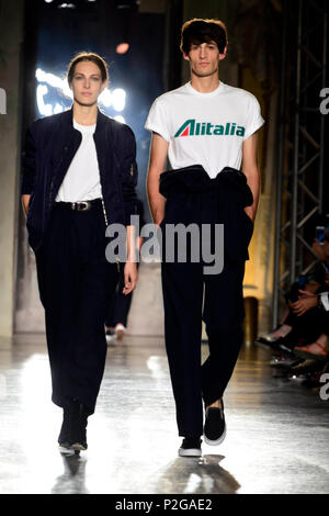 Mailand, Italien. 15 Juni, 2018. Fashion Show: Alberta Ferretti im Bild: Modell Credit: Unabhängige Fotoagentur/Alamy leben Nachrichten Stockfoto