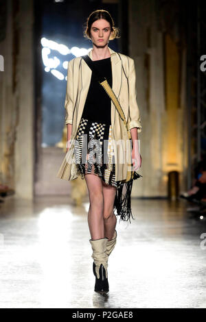 Mailand, Italien. 15 Juni, 2018. Fashion Show: Alberta Ferretti im Bild: Modell Credit: Unabhängige Fotoagentur/Alamy leben Nachrichten Stockfoto
