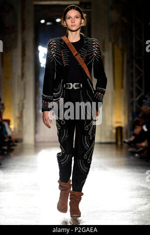Mailand, Italien. 15 Juni, 2018. Fashion Show: Alberta Ferretti im Bild: Modell Credit: Unabhängige Fotoagentur/Alamy leben Nachrichten Stockfoto