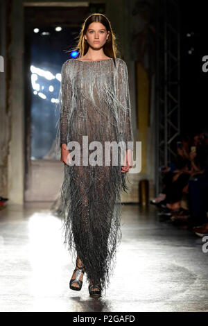 Mailand, Italien. 15 Juni, 2018. Fashion Show: Alberta Ferretti im Bild: Modell Credit: Unabhängige Fotoagentur/Alamy leben Nachrichten Stockfoto