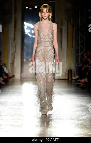 Mailand, Italien. 15 Juni, 2018. Fashion Show: Alberta Ferretti im Bild: Modell Credit: Unabhängige Fotoagentur/Alamy leben Nachrichten Stockfoto
