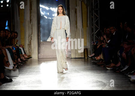 Mailand, Italien. 15 Juni, 2018. Fashion Show: Alberta Ferretti im Bild: Modell Credit: Unabhängige Fotoagentur/Alamy leben Nachrichten Stockfoto