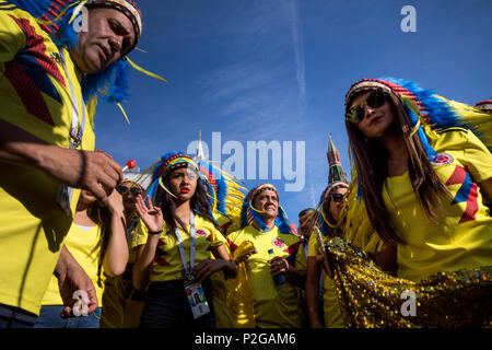 Moskau, Russland. 15 Juni, 2018. Kolumbianische Fans gehen um des Moskau während der FIFA WM Russland 2018 Credit: Nikolay Winokurow/Alamy leben Nachrichten Stockfoto