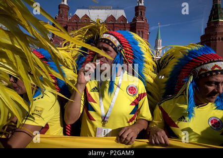 Moskau, Russland. 15 Juni, 2018. Kolumbianische Fans gehen um des Moskau während der FIFA WM Russland 2018 Credit: Nikolay Winokurow/Alamy leben Nachrichten Stockfoto