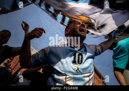 Moskau, Russland. 15 Juni, 2018. Argentinischen Fans gehen um des Moskau während der FIFA WM Russland 2018 Credit: Nikolay Winokurow/Alamy leben Nachrichten Stockfoto