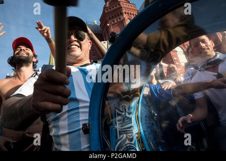 Moskau, Russland. 15 Juni, 2018. Argentinischen Fans gehen um des Moskau während der FIFA WM Russland 2018 Credit: Nikolay Winokurow/Alamy leben Nachrichten Stockfoto