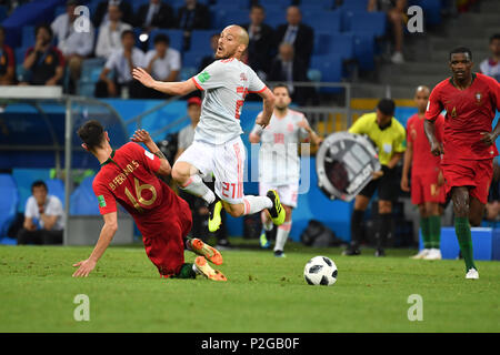 Sochi, Russland. 15 Juni, 2018. David Silva (ESP), Aktion, Duelle gegen Bruno FERNANDES (POR). Portugal (POR) - Spanien (ESP) 3-3, Vorrunde, Gruppe B, Spiel 1, am 15.06.2018 in Sotschi, Fisht Olymipic Stadion. Fußball-WM 2018 in Russland vom 14.06. - 15.07.2018. | Verwendung der weltweiten Kredit: dpa/Alamy leben Nachrichten Stockfoto