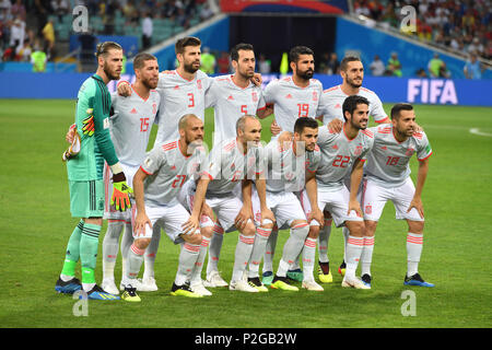 Sochi, Russland. 15 Juni, 2018. Team Foto, Team, Team, Foto, hi. v. li. Assistent David DE GEA (ESP), Sergios RAMOS (ESP), GERARD PIQUE (ESP), Sergio Busquets (ESP), Diego COSTA (ESP), KOKE (ESP), va: David Silva (ESP), Andres INIESTA (ESP), NACHO (ESP), ISCO (ESP), Jordi ALBA (ESP). Portugal (POR) - Spanien (ESP) 3-3, Vorrunde, Gruppe B, Spiel 1, am 15.06.2018 in Sotschi, Fisht Olymipic Stadion. Fußball-WM 2018 in Russland vom 14.06. - 15.07.2018. | Verwendung der weltweiten Kredit: dpa/Alamy leben Nachrichten Stockfoto