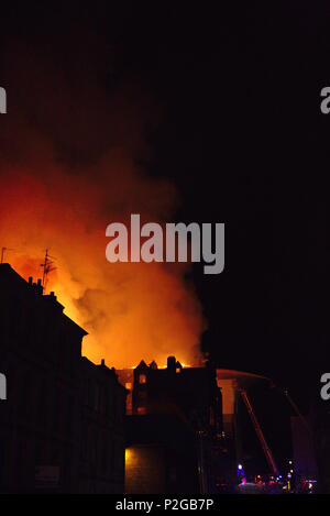 Glasgow, Schottland, Großbritannien. 15 Jun, 2018. Feuer an der Glasgow School of Art Mackintosh Gebäude, Glasgow, UK 15/06/2018 Credit: Demelza Kingston/Alamy leben Nachrichten Stockfoto