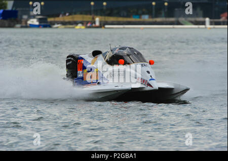 London, Großbritannien. 15 Jun, 2018. Duarte Benavente (POR, F1 Atlantic) Racing in der Formel 1 Motorboot freien Training während der UIM F1 H2O Weltmeisterschaft, Royal Victoria Dock. Die Steuereinheit UIM F1 H2O World Championship ist eine Serie von internationalen Motorbootrennen Ereignisse, mit geschlossenen Cockpit, Katamarane, die Rennen um eine küstennahe Stromkreis von rund 2 km mit Geschwindigkeiten von bis zu 136 mph/220 km/h. Quelle: Michael Preston/Alamy leben Nachrichten Stockfoto