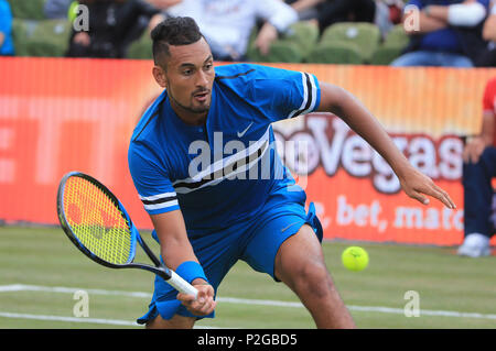 Stuttgart, Deutschland. 15 Juni, 2018. Nick Kyrgios von Australien gibt einen Schuß während das Viertelfinale mit Feliciano Lopez von Spanien bei der ATP Tennis Turnier Mercedes Cup in Stuttgart, Deutschland, am 15. Juni 2018. Nick Kyrgios gewann 2-1. Credit: Philippe Ruiz/Xinhua/Alamy leben Nachrichten Stockfoto